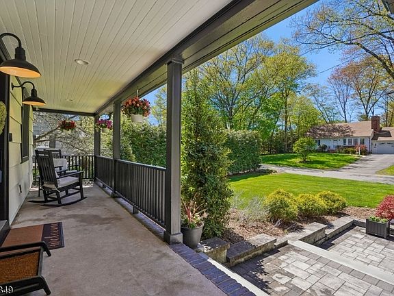 3rd image of 586 Sparrowbush Rd