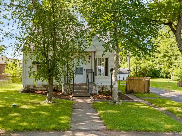 33 Alter Ct, Mount Clemens, MI 48043