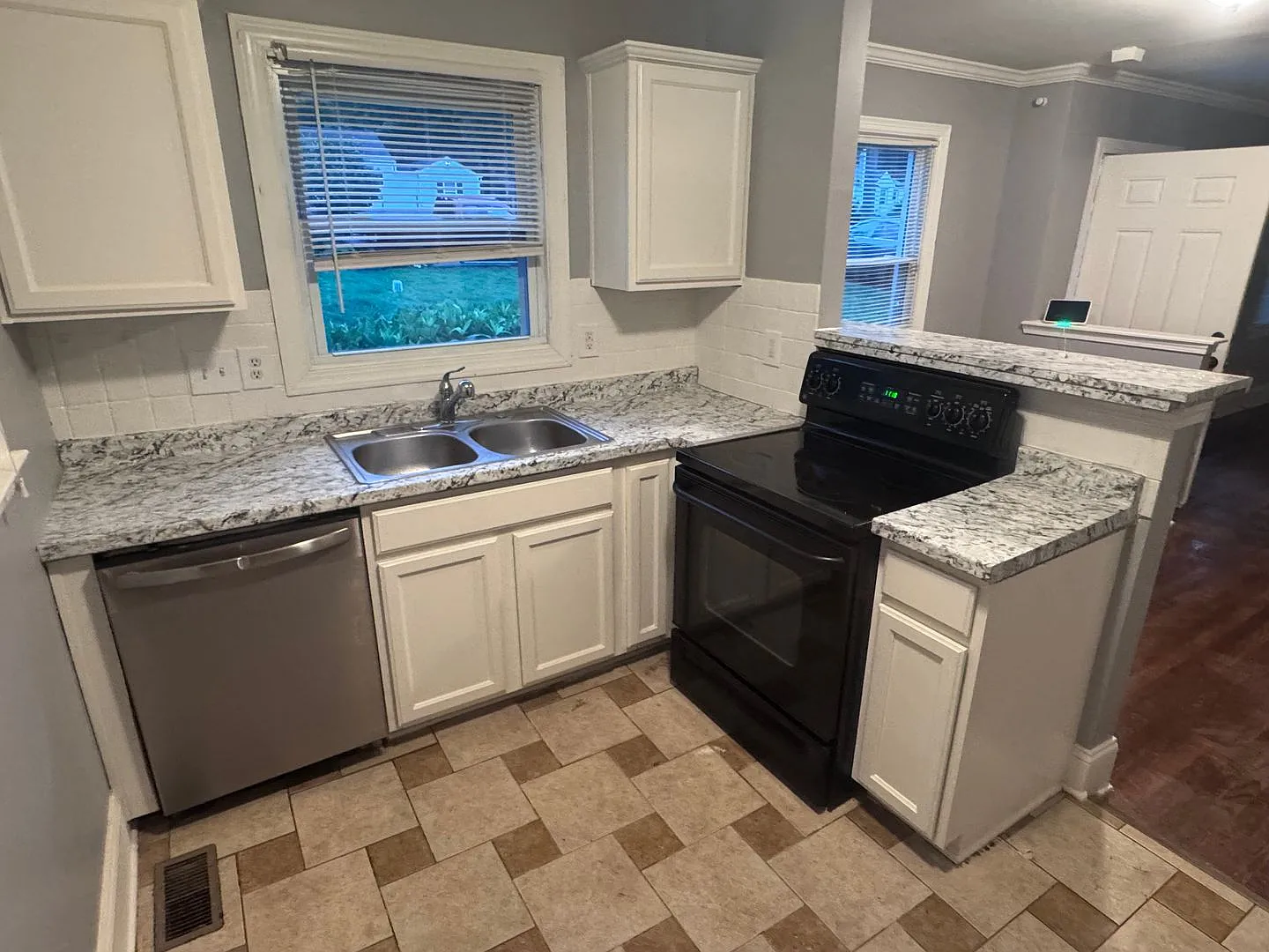 Charming Home, open floor plan close to Charlotte, shopping, airport — Photo 3