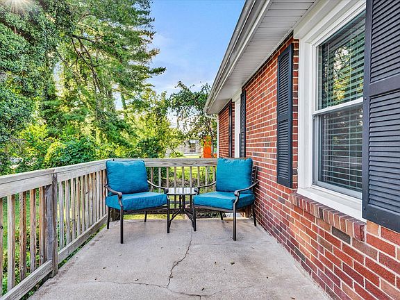 3rd image of 1511 Cliff View Dr
