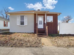 320 N 3rd St, Wood River, IL 62095