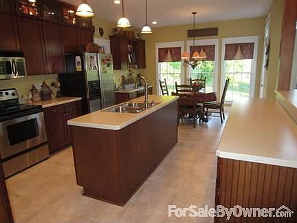 4th image of 745 Oakwood Ln