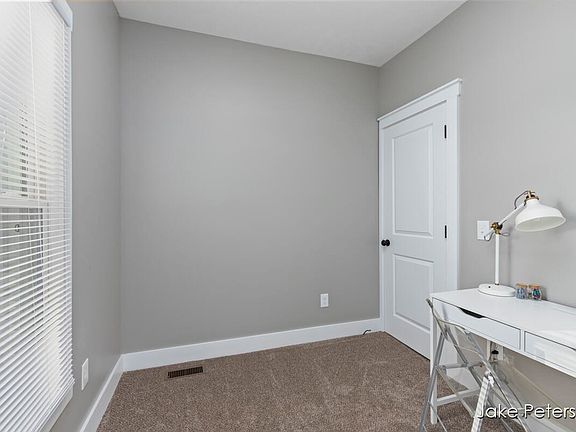 4th image of 855 Davis Ave NW