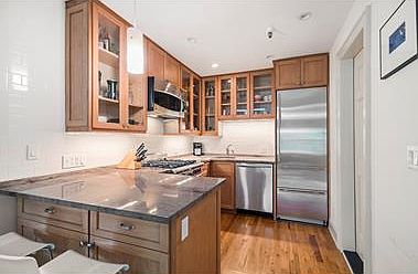 4th image of 458 W 22nd St APT 4r