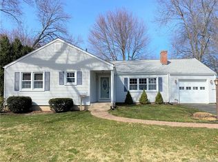 16 Iroquois Rd, West Hartford, CT 06117