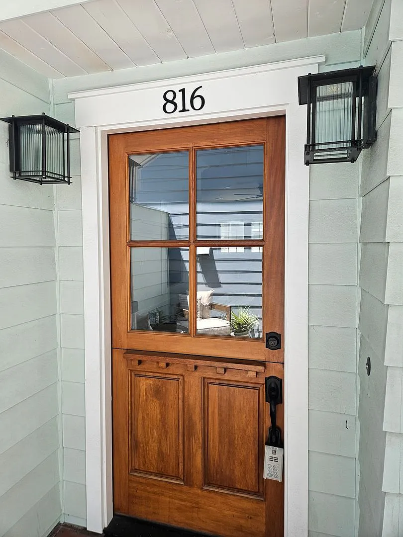 3 Bedroom Plus Home with Roof Top Deck — Photo 1
