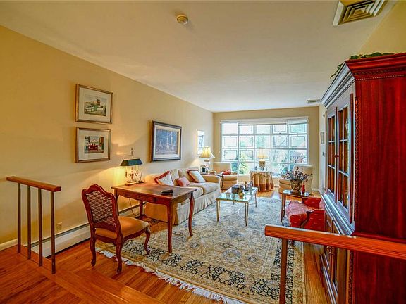 5th image of 49 Soundview Dr
