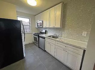 61-20 232nd St #2B, Oakland Gardens, NY 11364