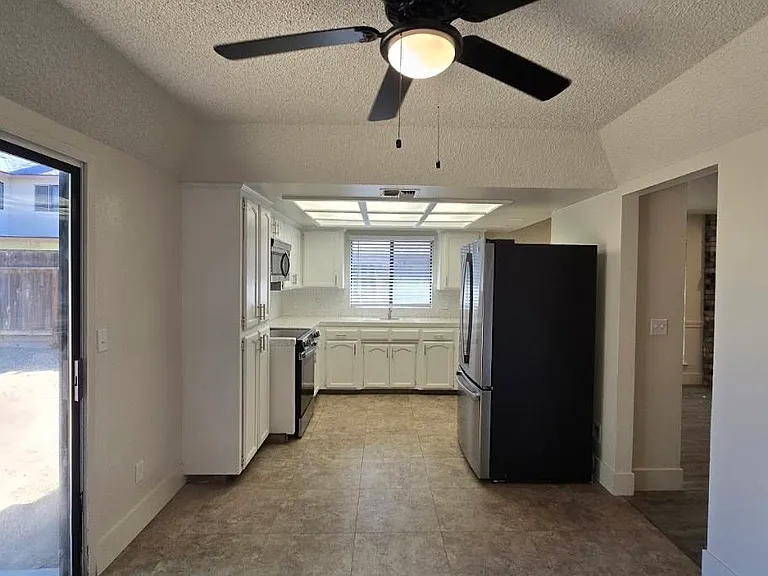 3233 Stanford Ave — Photo 12