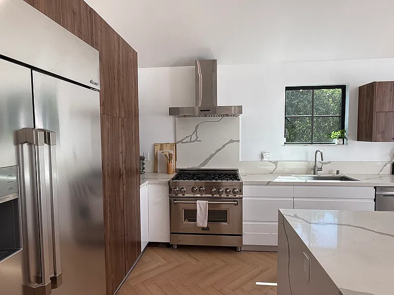 8700 Dorrington Ave — Photo 20
