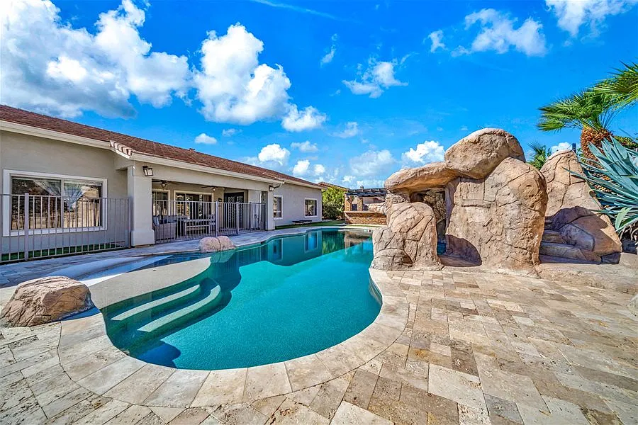 5 bed, 3.0 bath, 3749 sqft, $4,000 — Photo 3
