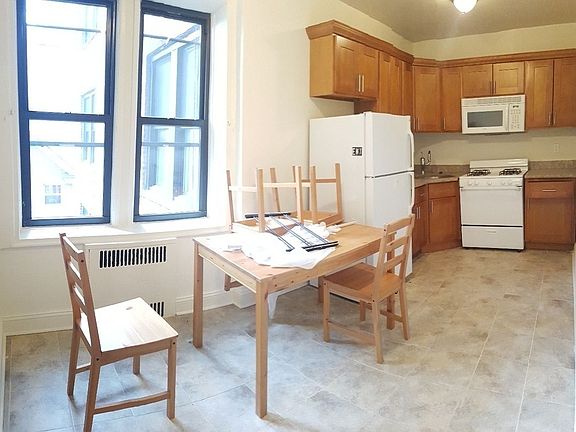2nd image of 181 Hawthorne St #K4