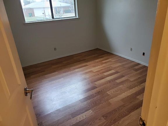 3rd image of 805 Stonewall Dr