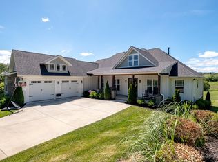 356 Birchbark Dr, Mills River, NC 28759