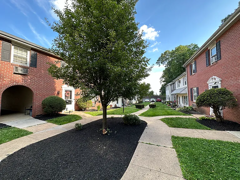 Hampshire Place Townhomes — Photo 2