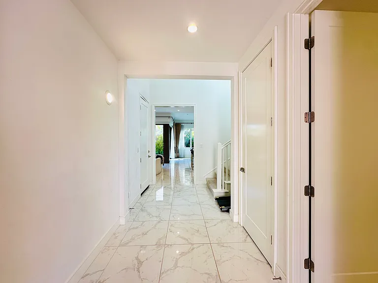 139 Winnett — Photo 8
