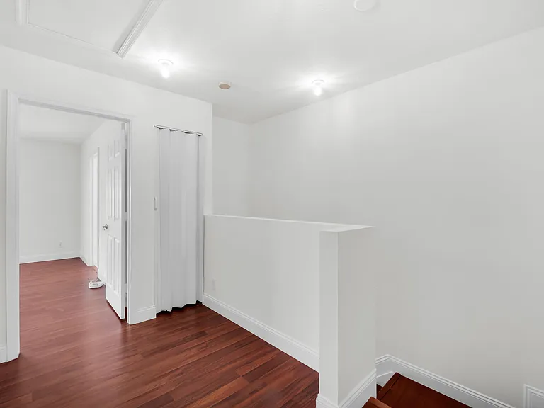 2581 Riverside Dr — Photo 10