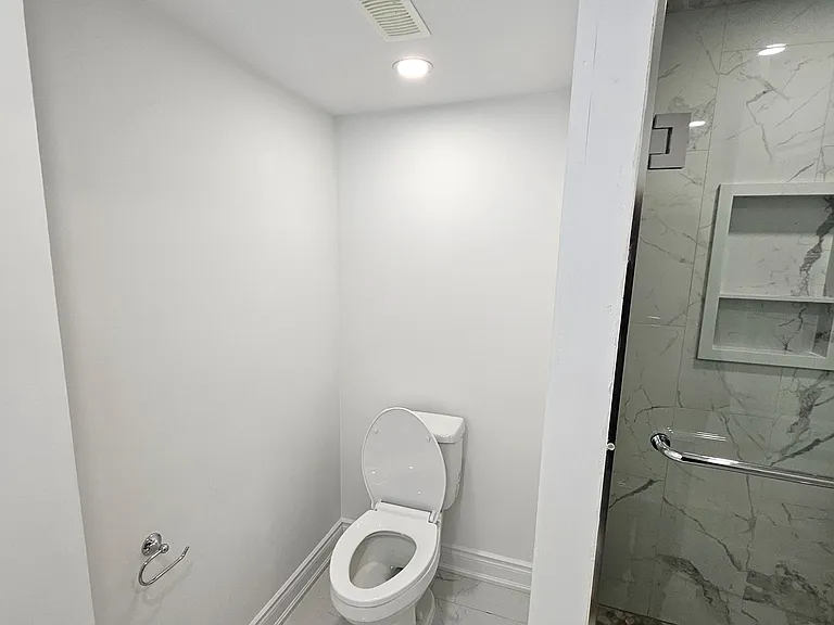 1290 Duignan Cres #LOWER — Photo 17