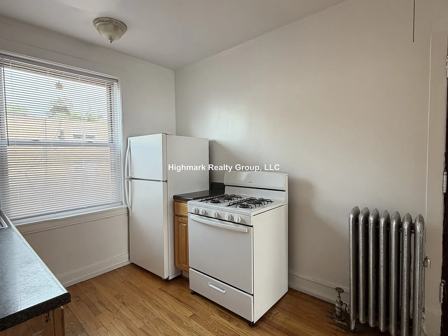 2 bed, 1.0 bath, $1,595 — Photo 2