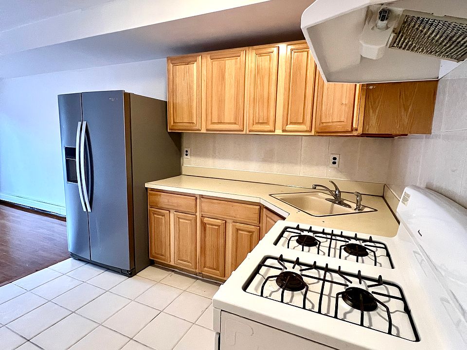 1st image of 377 Bradley Ave Floor 1