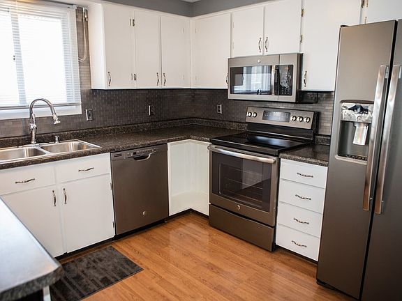 3rd image of 404 Davis St