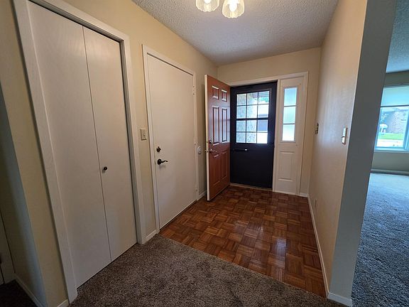 4th image of 9 Pioneer Ct NW