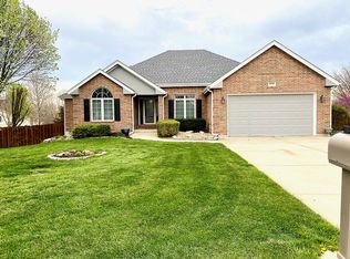15715 Pine Cir, Basehor, KS 66007