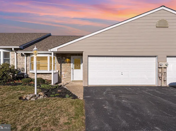 2462 Pin Oak Dr #73, York, PA 17406