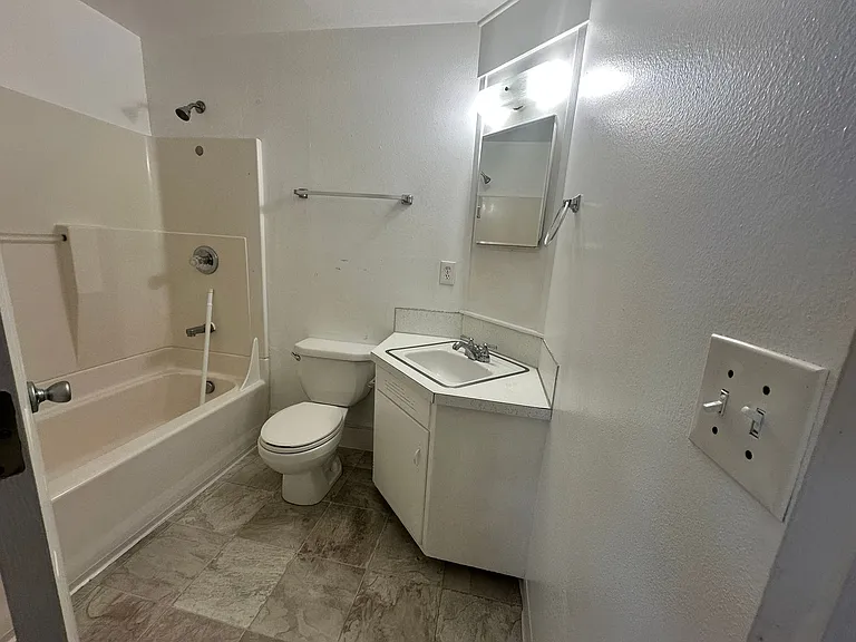 1561 NW Highland Dr — Photo 7
