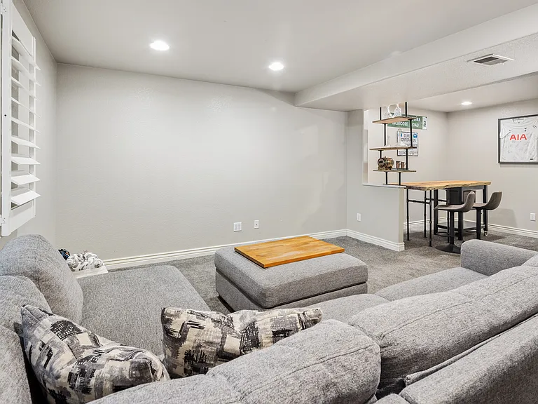 2682 Valentia St — Photo 38