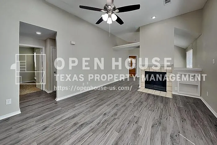 3 bed, 2.0 bath, 1206 sqft, $1,925 — Photo 3