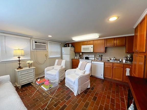 3rd image of 209 1/2 Iona St