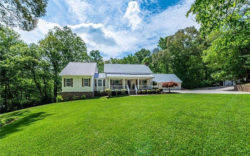 2nd image of 862 Bessie Ln
