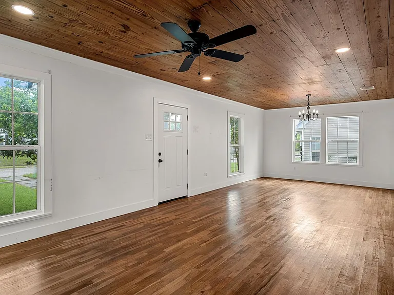 2704 Herring Ave — Photo 5