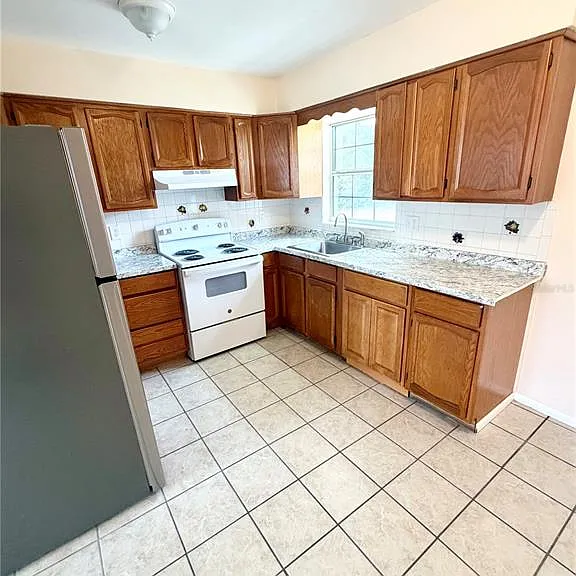 506 Holt Cir — Photo 18
