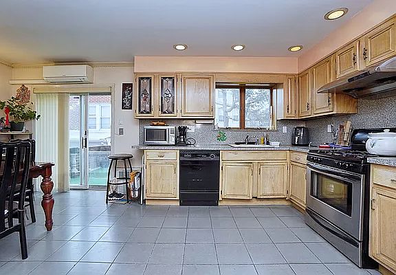4th image of 1782 W 13th St