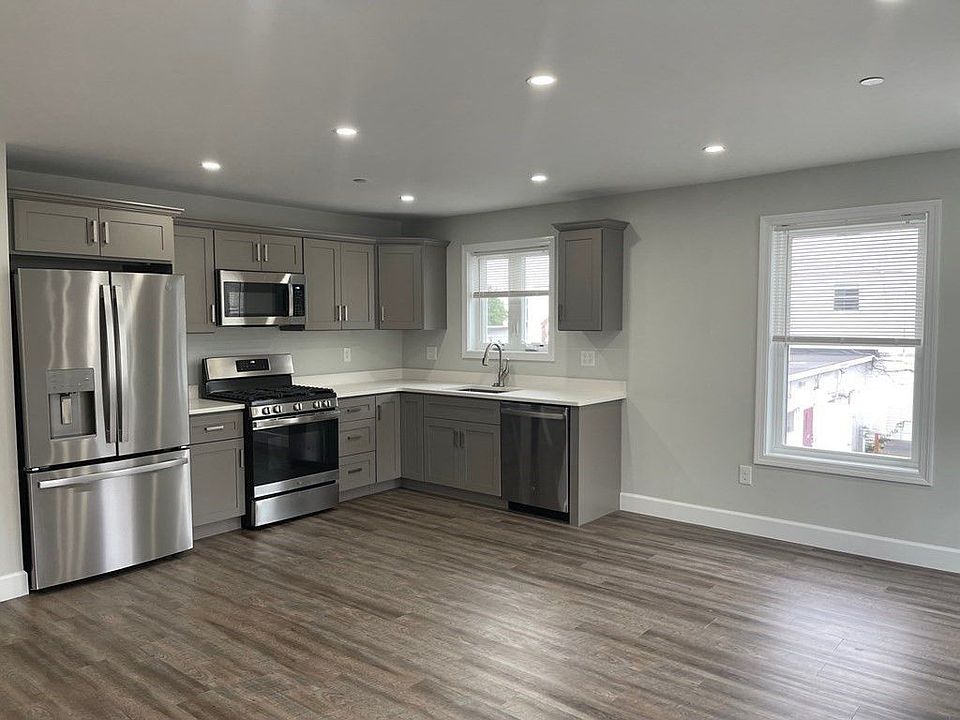 1st image of 129 Pleasant St #4