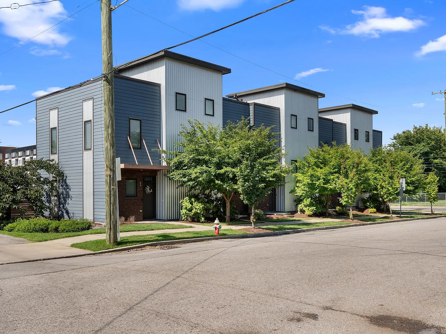 3 bed, 2.5 bath, 1073 sqft, $3,195 — Photo 2