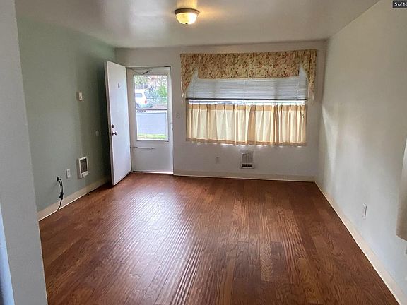 2nd image of 904 E Euclid Ave