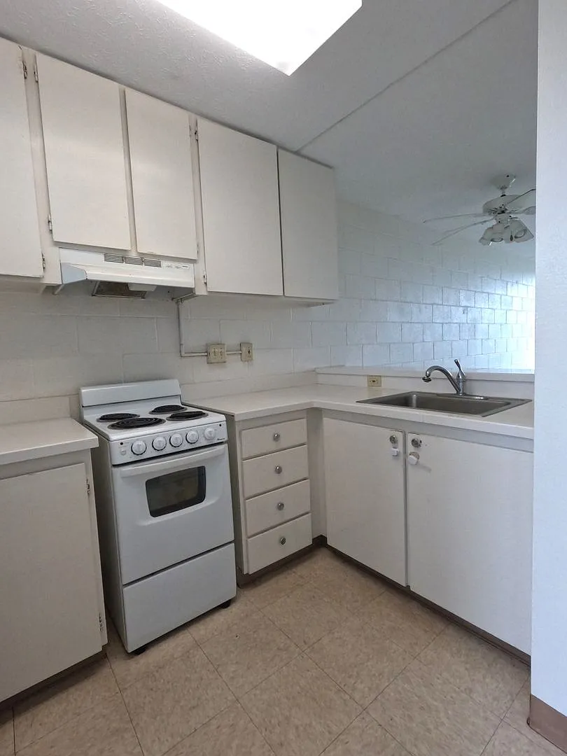 Affordable 2BR/1BA Apartments with Lanai Near Civic Auditorium Income Limits Apply — Photo 3