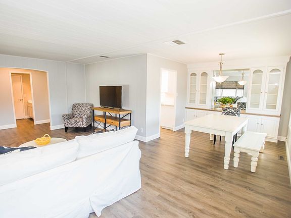 2nd image of 300 Sunny Hills Dr