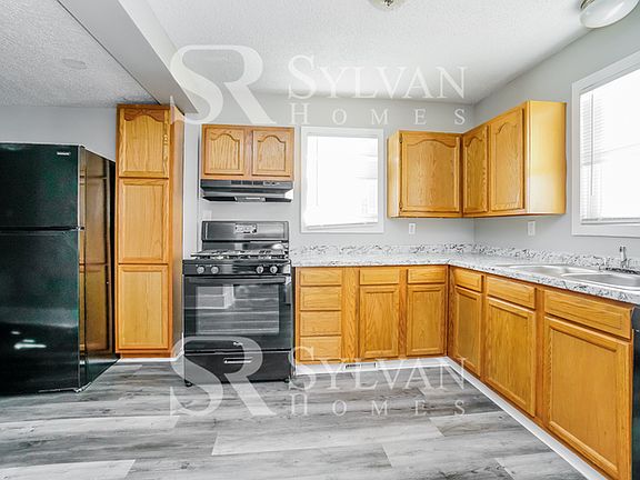 5th image of 106 W Center St