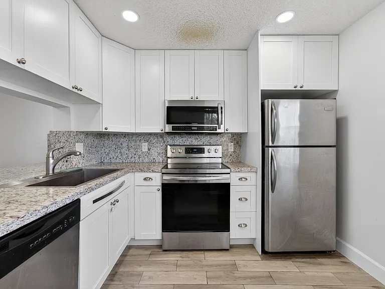 889 Hamilton Dr #889D — Photo 16