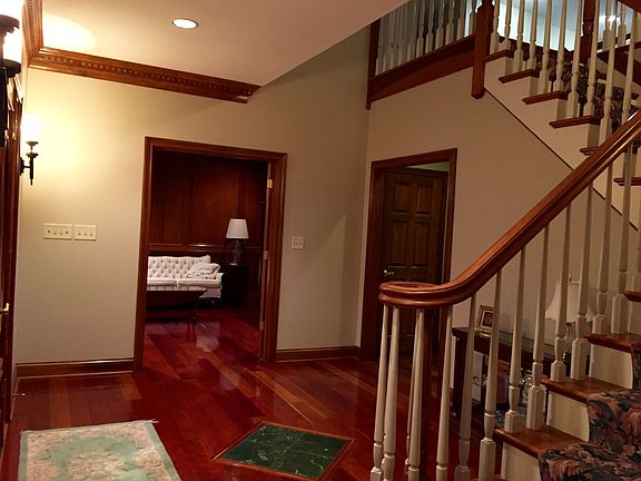 5th image of 683 Canterbury Dr