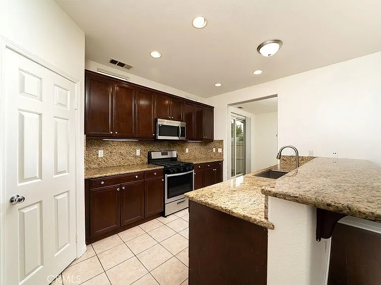 22532 Venice St — Photo 3