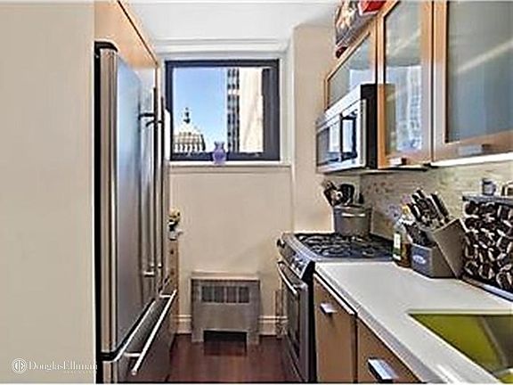 5th image of 211 E 46th St #27A