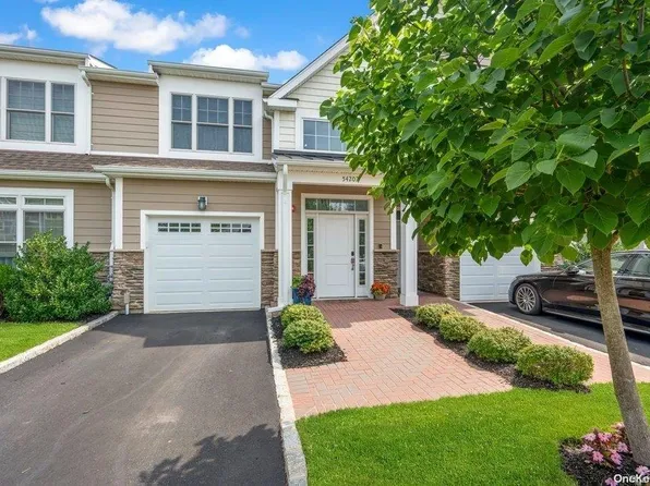 54202 Spruce Pond Circle #54202, Plainview, NY 11803