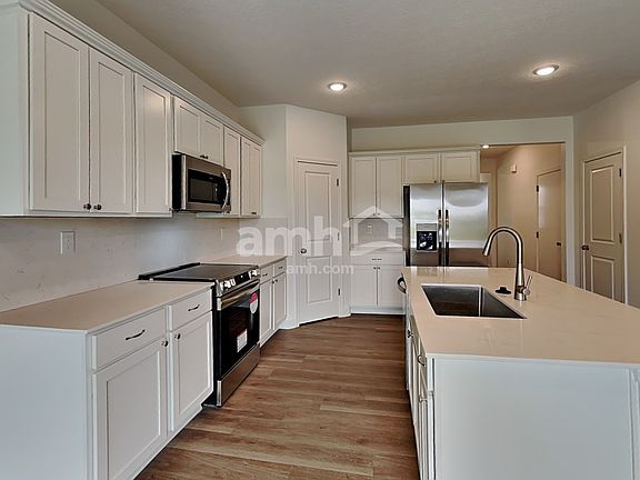 3rd image of 1124 Heritage Blvd