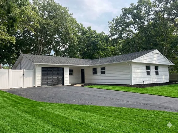 35 Winside Ln, Coram, NY 11727