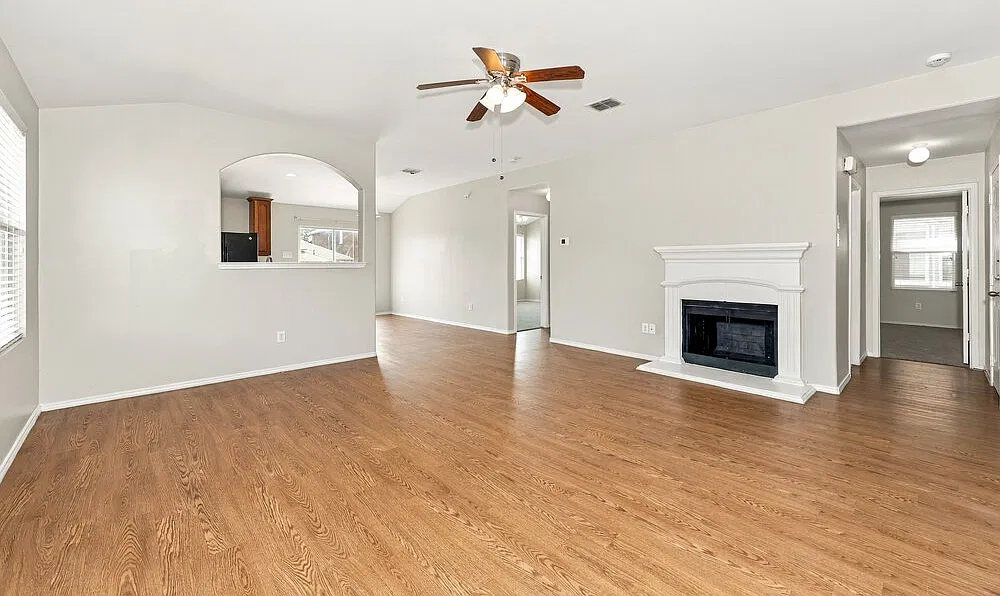 3 bed, 2.0 bath, 1556 sqft, $1,955 — Photo 4